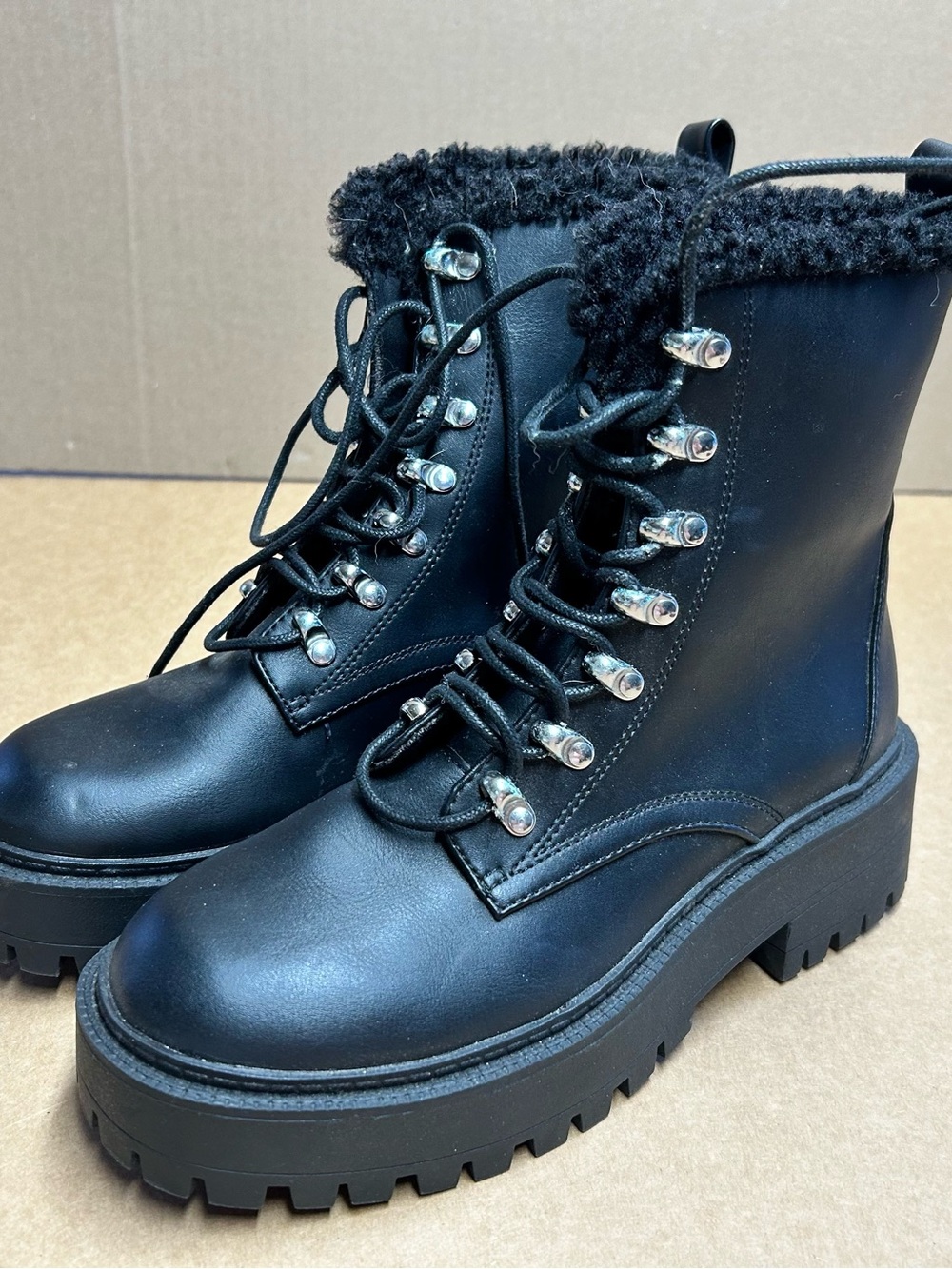 Black Faux-Shearling Lace-Up Platform Combat Boots for Women Size 5.5 New